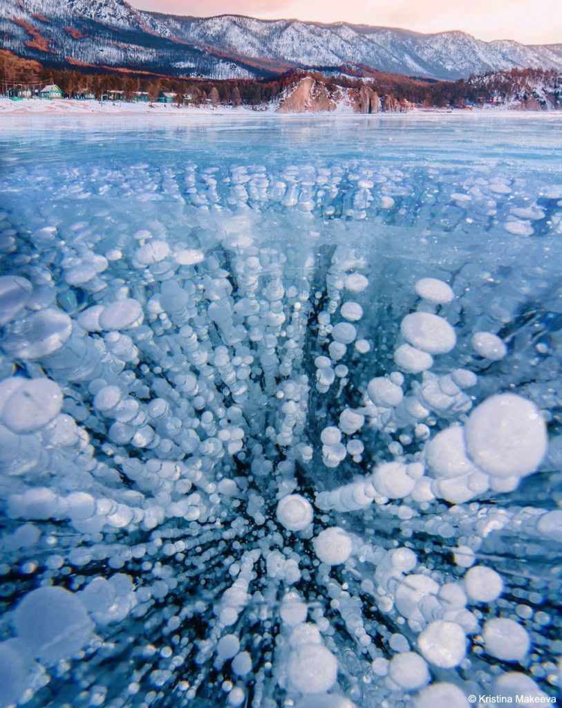 Burbujas de Metano Congeladas en el Lago Baikal: Un Fenómeno Naturaleza Asombroso